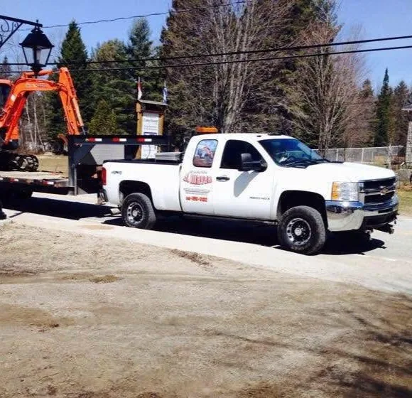 Le pick-up J. Mayer et la mini-excavatrice sur sa remorque